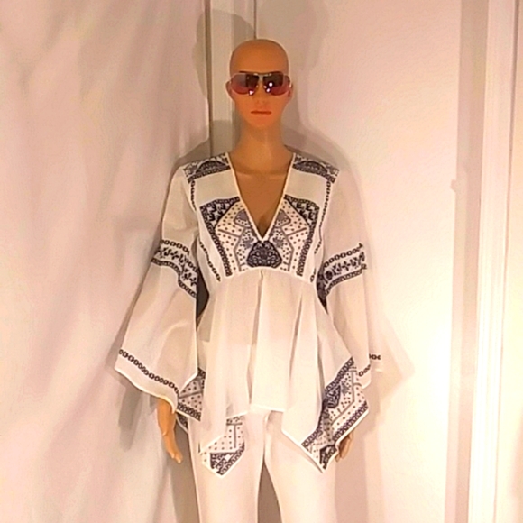 🔥 NWT BCBG white Navy Blue & Tan V-Neck Batwing Horizontal Top. - Picture 10 of 10